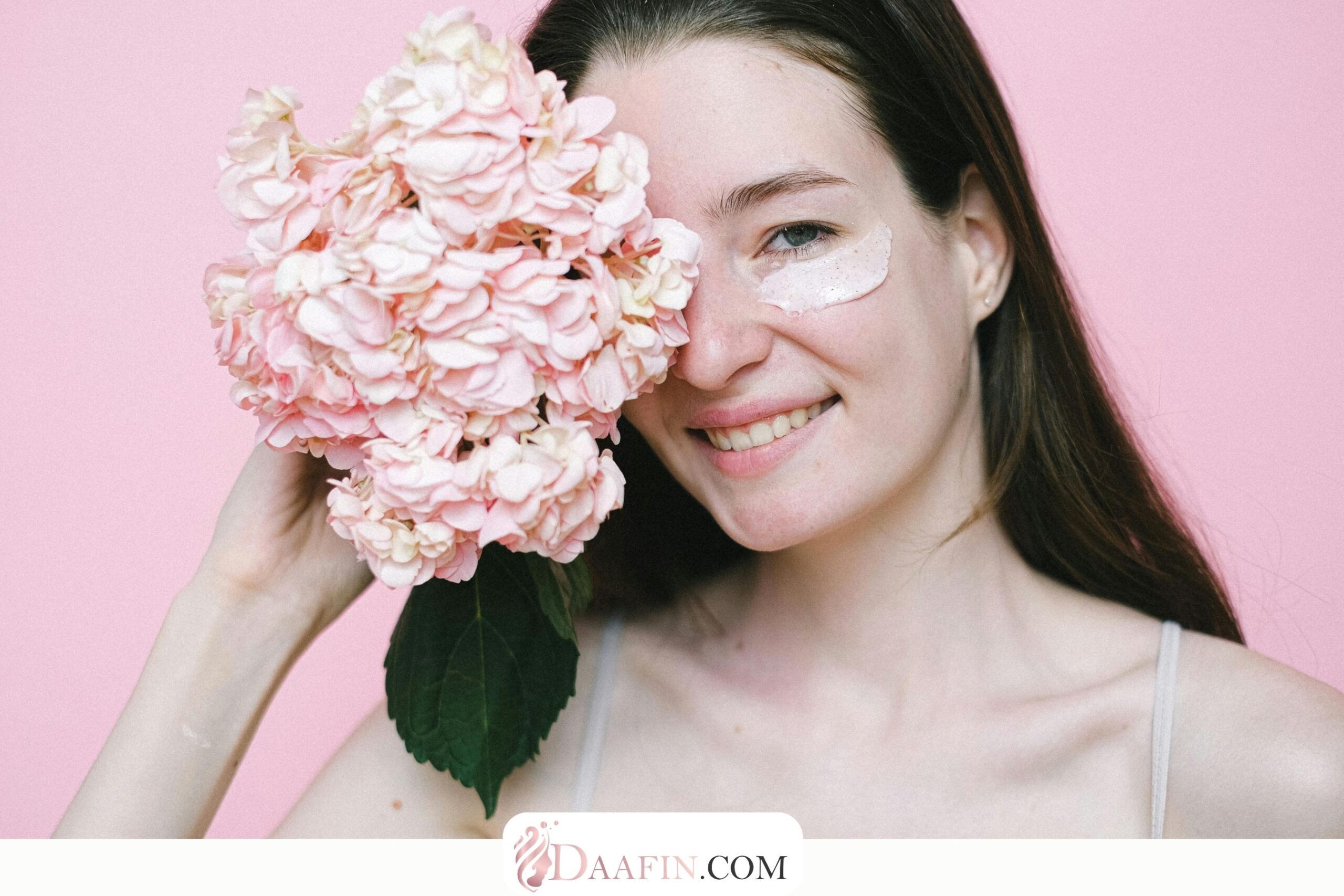 معرفی روغنهای طبیعی مفید برای آبرسانی دور چشم