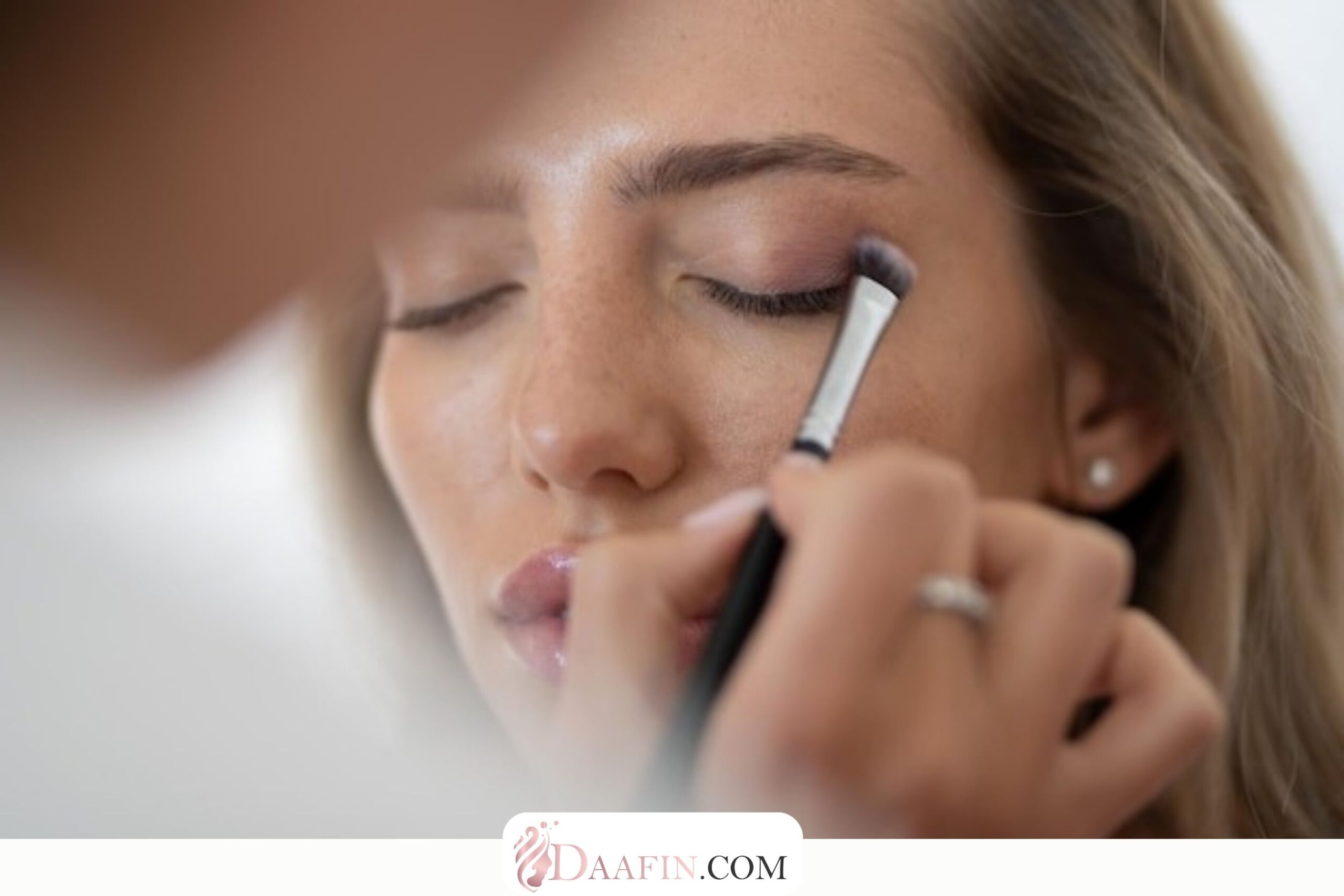 معرفی بهترین محصولات آرایش چشم برای پوستهای حساس