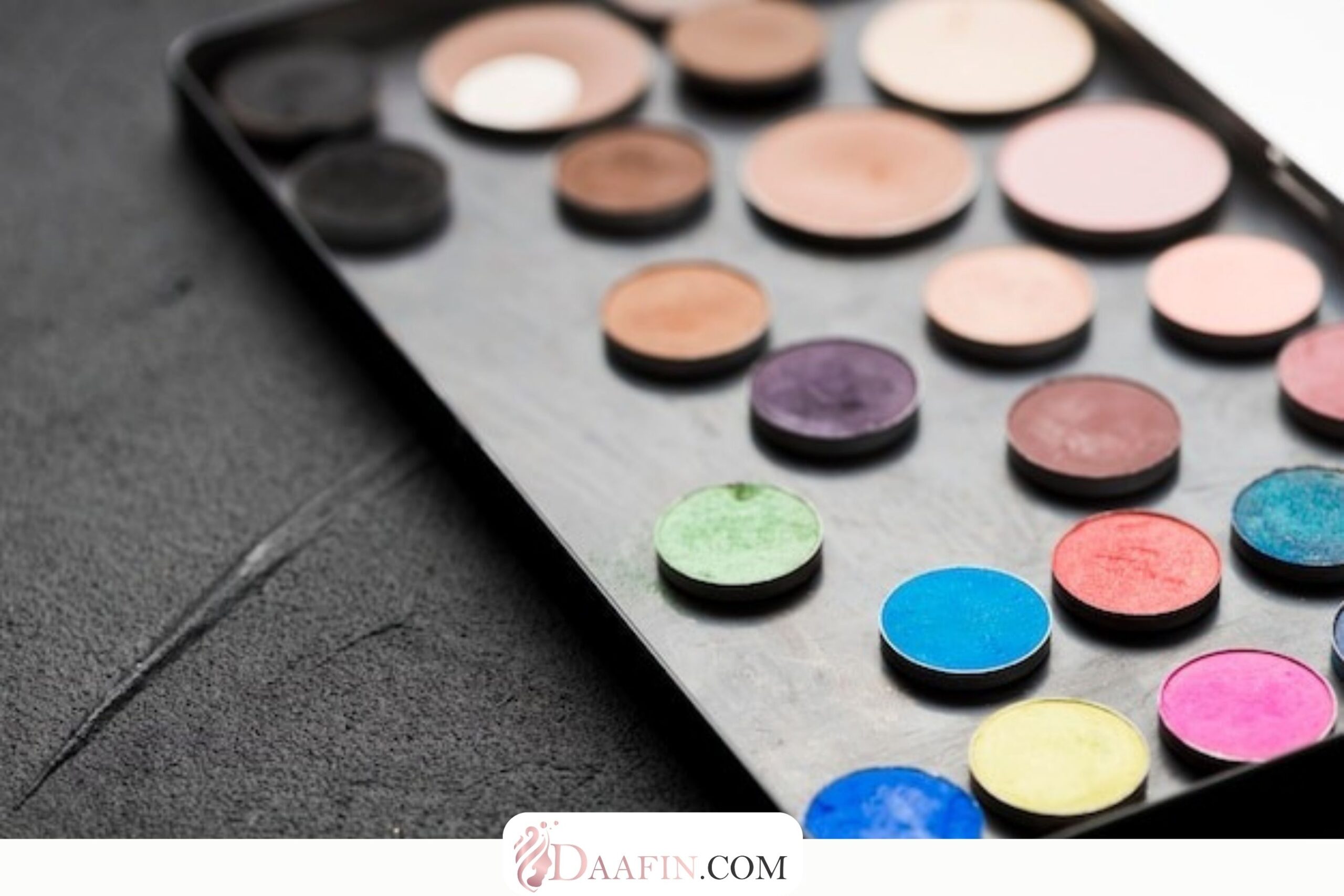 معرفی بهترین رنگ‌های سایه چشم برای آرایش بهاری: انتخابی شاداب و تازه