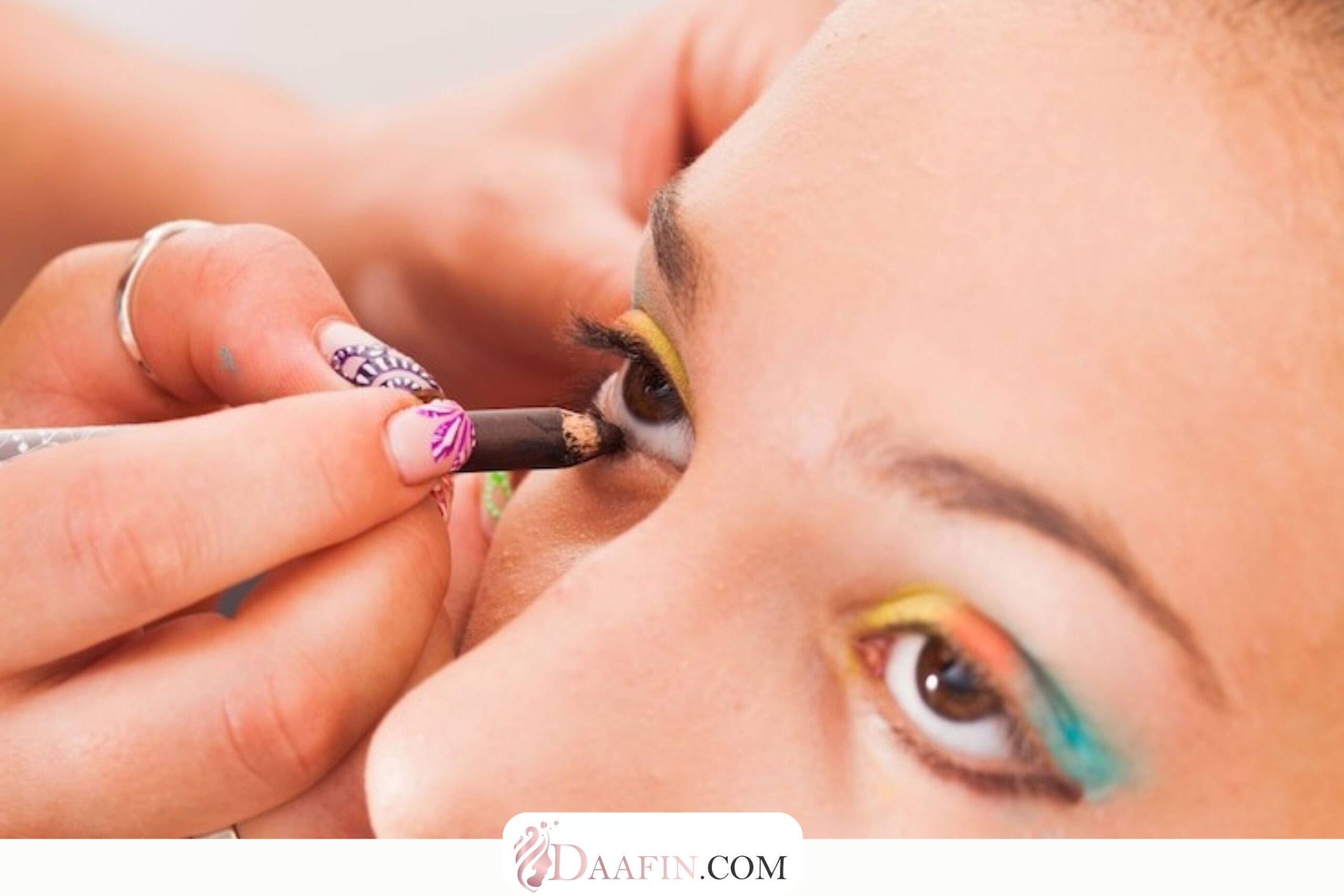 چگونه از خط چشم‌های رنگی استفاده کنیم؟