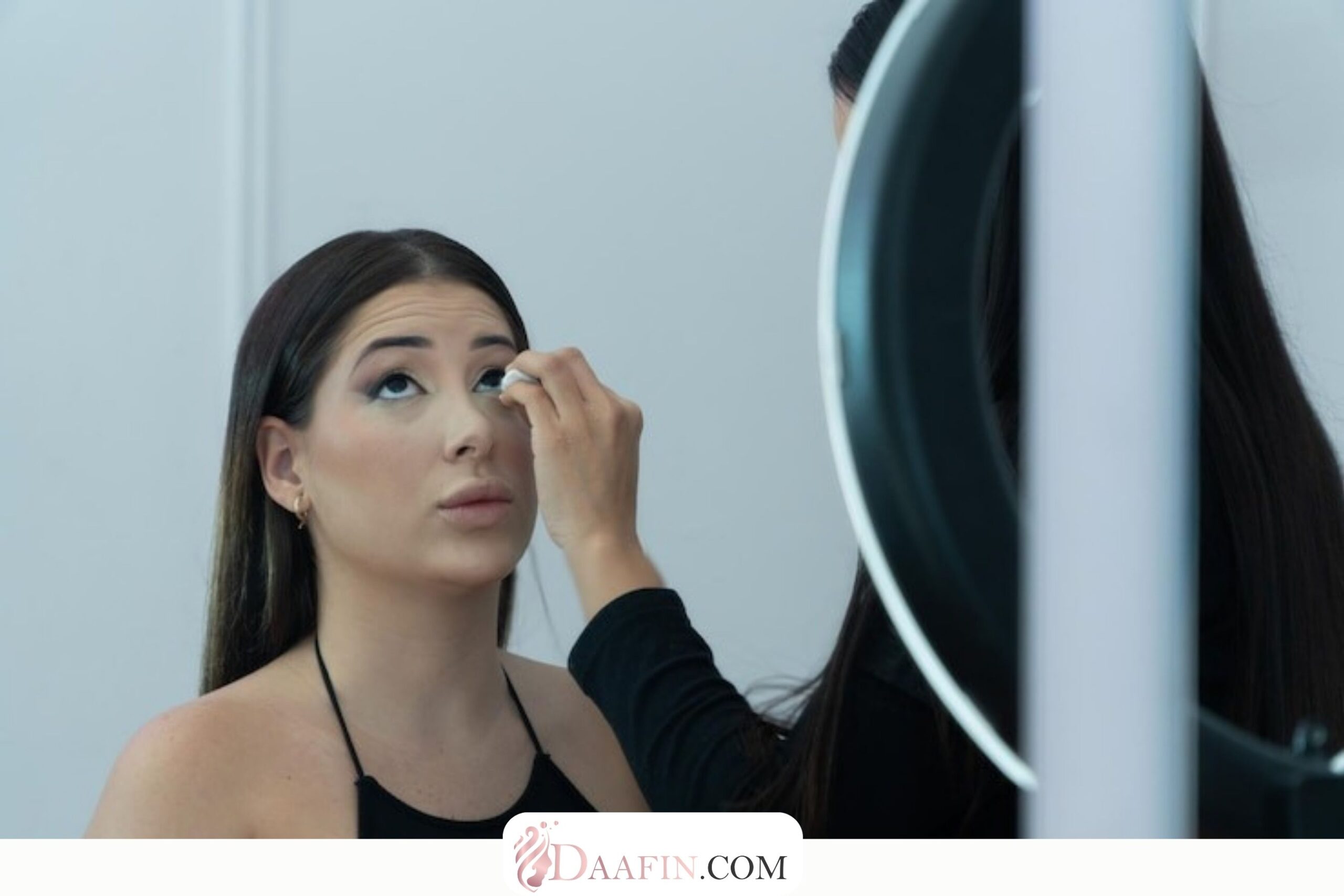 چگونه خط چشم را به درستی پاک کنیم؟