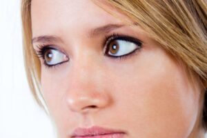 چگونه خط چشم مناسب چشم‌های گرد بکشیم تا جلوه‌ای جذاب‌تر داشته باشیم؟