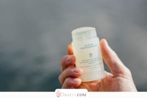 چگونه ضد آفتاب استیکی را در روتین مراقبت پوست بگنجانیم؟