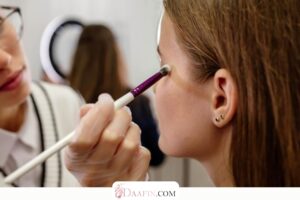 آموزش آرایش چشم دودی با استفاده از سایههای تیره