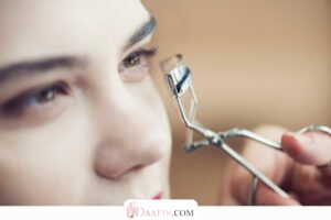 استفاده صحیح از فرمژه برای حالت دادن مژه