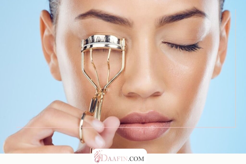 استفاده صحیح از فرمژه برای حالت دادن مژه