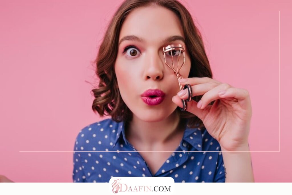 استفاده صحیح از فرمژه برای حالت دادن مژه