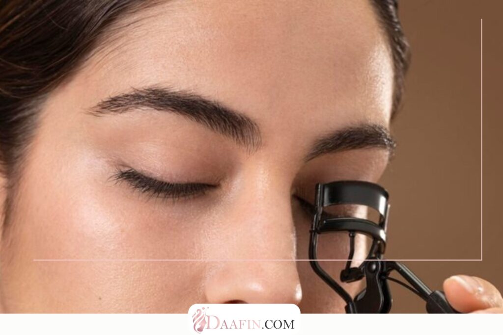 استفاده صحیح از فرمژه برای حالت دادن مژه