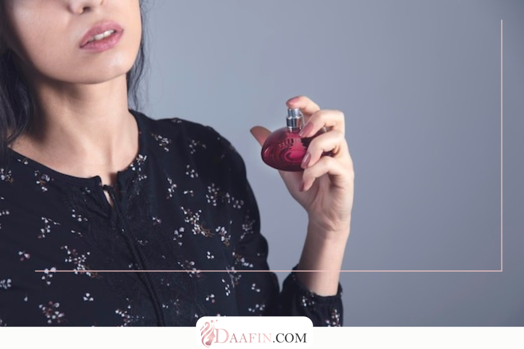 آیا استفاده از عطر روی لباس بهتر است یا پوست؟